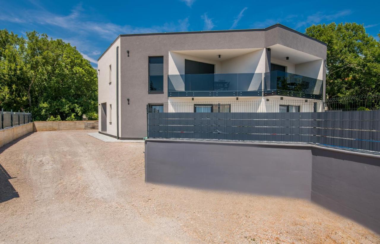 Apartments Villa "Aurea" With Pool Krk Town Buitenkant foto