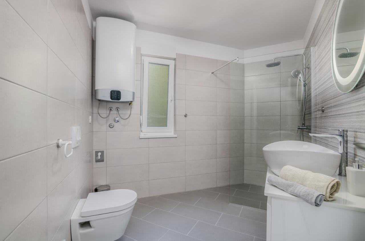 Apartments Villa "Aurea" With Pool Krk Town Buitenkant foto